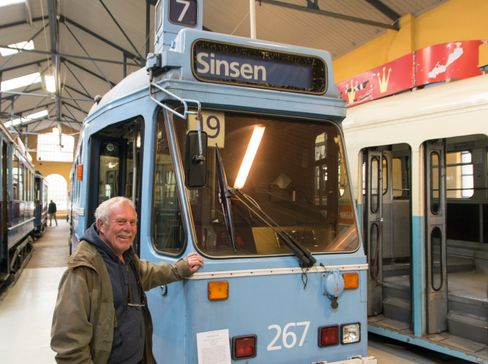 Freddie Borge ved siden av en av trikkene han var med å bygge om for omlag tretti år siden.