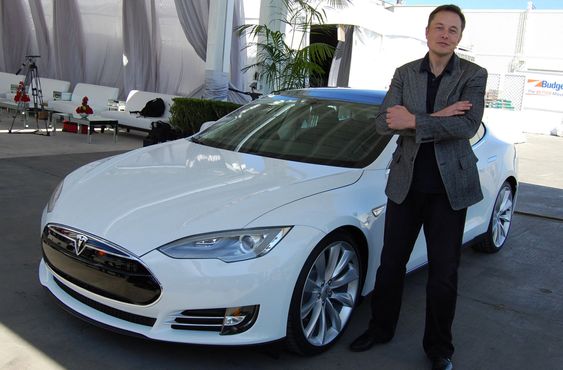Elon Musk med en Tesla Model S i 2011.