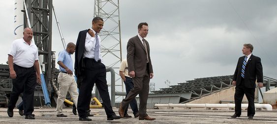 Musk viser President Barack Obama oppskytningsplattformen til Falcon 9-raketten i 2010.