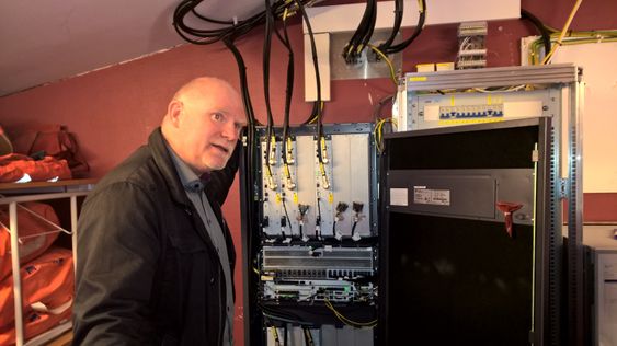 Slik ser senderutstyret til en basestasjon ut. Dekningssjef Tommy Johansen i TeliaSonera viser frem noe av det nyeste utstyret som er installert i forbindelse med 4G-utbyggingen som pågår nå.