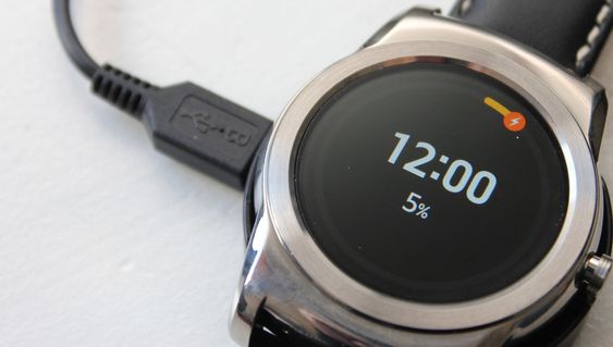 Du må bruke krybbe om du vil lade LG Watch Urbane. Og det vil du. Ofte.