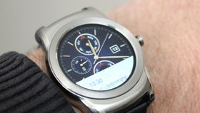 Android Wear-klokkene, som her avbildede LG Watch Urbane, gjør det betydelig dårligere enn Apple Watch.