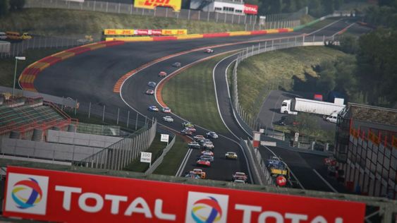 En GT-klasse gjennom Eau Rouge.