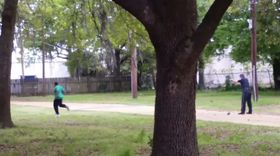 Her blir Walter Scott skutt åtte ganger i ryggen av en politimann.