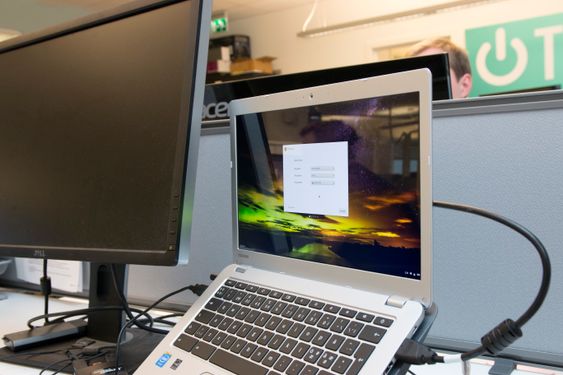 Sånn! Chromebooken er satt opp med ekstern skjerm, mus og tastatur og alt ser ut til å fungere som det skal. For å få bilde på Dell-skjermen måtte vi benytte en HDMI til DVI-adapter.
