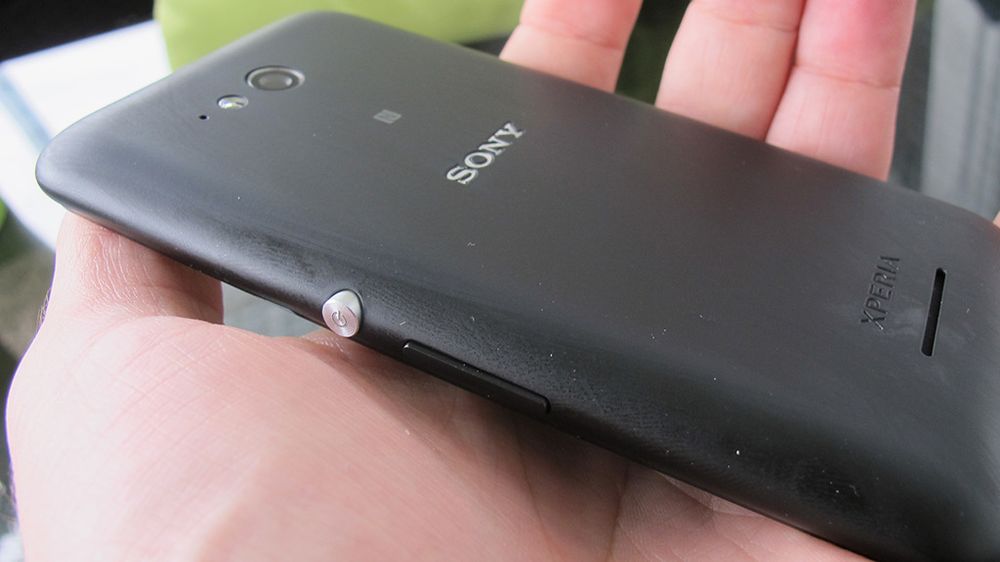 Xperia E4G har fått et i overkant romslig bakdeksel. (Foto. Marius S. Eltervåg).
