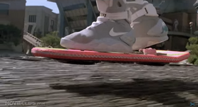 Marty McFlys svebrett var lite og rosa. Og hadde ingen propeller, naturligvis. Men han har til felles med Duru at han måtte fly over vann.