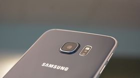 Galaxy S6 Edge er kanskje et smykke av en supermobil, men det hjelper tydeligvis ikke på salget.