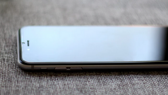 Slik ser beskytteren ut oppå en iPhone 6.