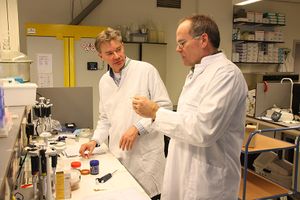 Tekniker Peter Verstraate (t.v.) og professor Mark Post (t.h.).