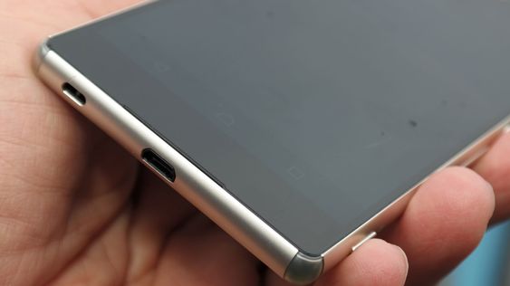 Ladekontakten er flyttet til bunnen av telefonen, og lokket er borte. Telefonen er likevel like vanntett som før.