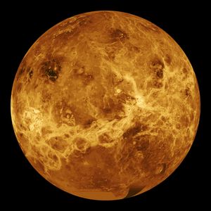 Venus har en ekstremt tett atmosfære, og det er umulig å se planetens overflate. Dette er imidlertid et radar-bilde av planeten, som viser hva som skjuler seg under skyene.