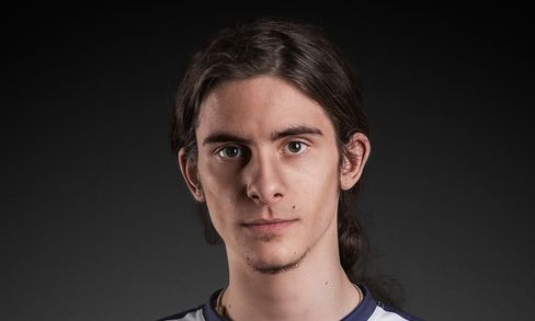 Isaac «PePiiNeRo» Flores i Giant Gaming.