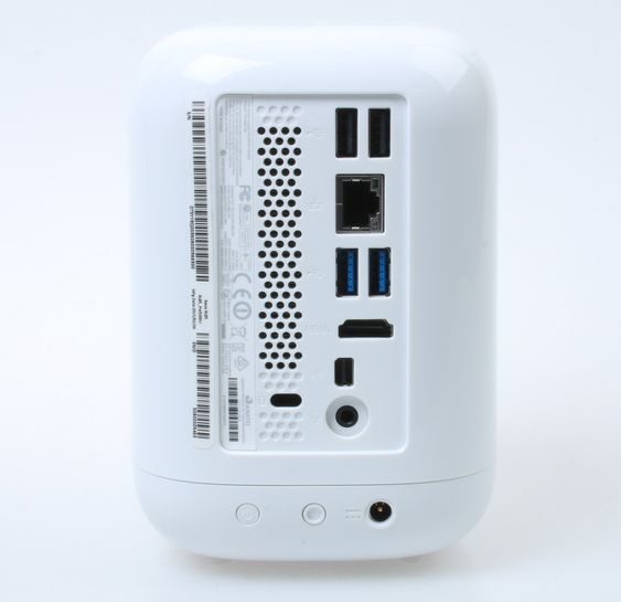 Samtlige inn- og utganger er samlet bak, med unntak av minnekortleseren på toppen av PC-en.