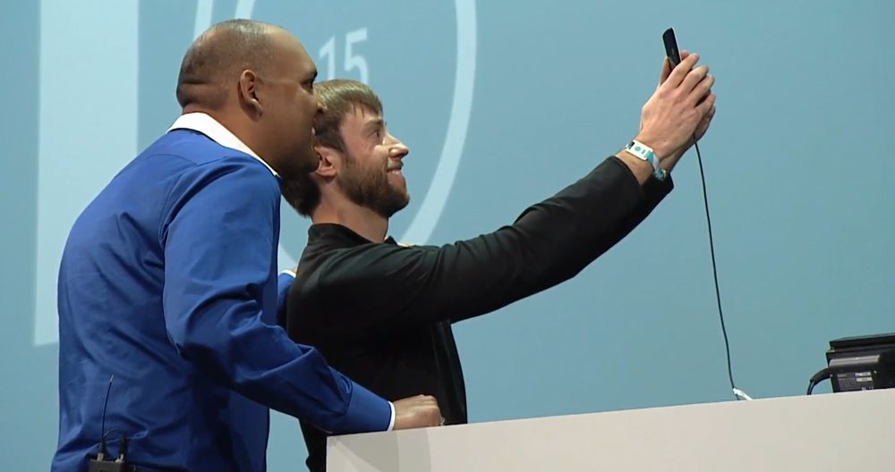 Anil Sabharwal er sjef for Googles nye fototjeneste, og benyttet anledningen til å lansere med en selfie, som ble brukt i demonstrasjonen.