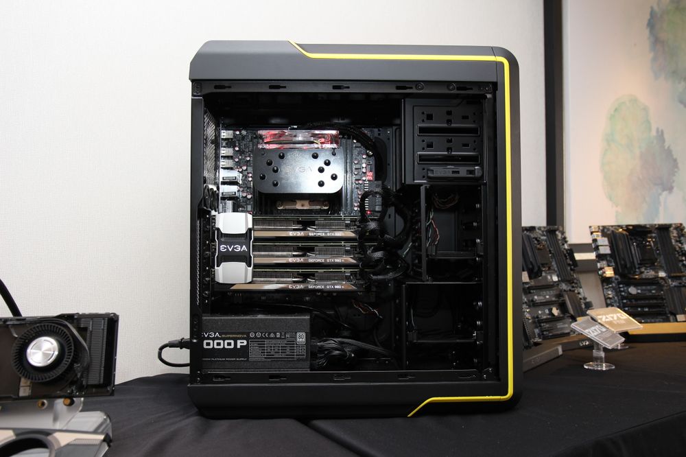 EVGA kommer også med et nytt gaming-kabinett. Det vil være mulig å bytte ut deler av chassiset, for eksempel om du ønsker en annen farge enn den gule på bildet. På bildet kan du også se EVGAs nye SLI-bro, med lys i EVGA-logoen.