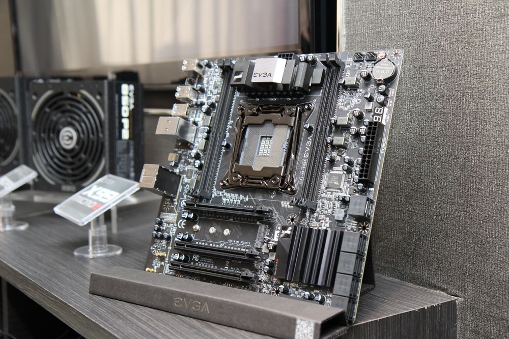 Dette er en oppdatert versjon av EVGAs X99-hovedkort. En av nyhetene er at kortet har fått en USB Type-C-kontakt på baksiden.
