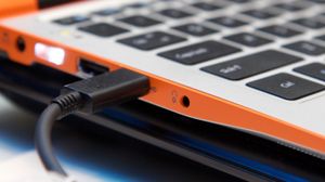 Thunderbolt 3-pluggen vil se ut som en vanlig USB Type-C-kontakt, men vil ha Thunderbolt-symbolet (lynet) ved siden av seg.