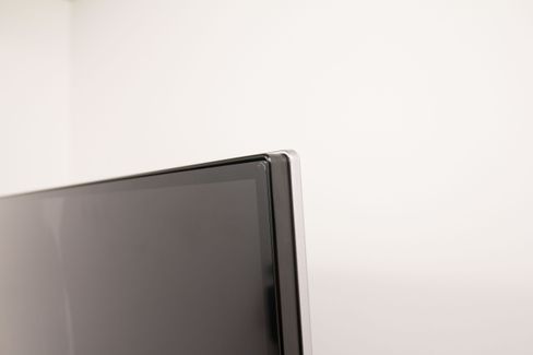 Forsiden av TV-en preges av glass.