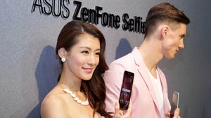 Asus hadde leid inn både mannlige og kvinnelige fotomodeller til å vise frem Zenfone Selfie.