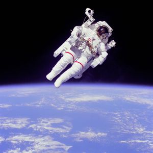 Bruce McCandless var førstemann som fløy rundt i rommet uten å være festet til romskipet.