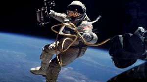 Ed_White_performs_first_U.S._spacewalk_-