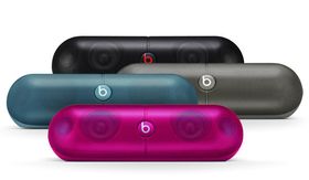 Høyttaleren med de potensielt brannfarlige batteriene kommer i disse fire fargene.