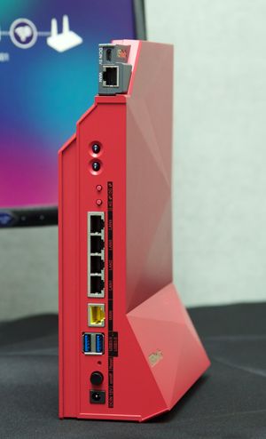 Den svarte dingsen øverst på ruteren er en kombinert reiseruter og en Miracast-dongle. Den får strøm via en standard Micro-USB-kontakt.
