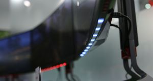 På Predator X34 kan du selv velge mellom flere farger på lyset under skjermen.