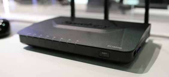 Synology RT1900ac er en ruter som ser ut som en ruter.