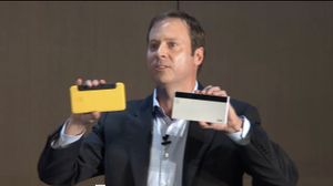 Intels Kirk Skaugen viser frem protyper på mobiltelefoner med integrert RealSense-teknologi under sin åpningstale på Computex.
