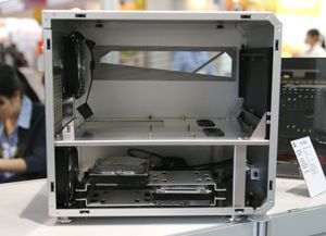 Med den ene sidedøren av ser vi at Lian_Li PC-V33 vil ha hovedkortet liggende.