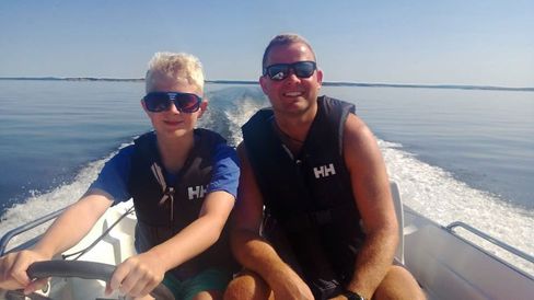 KOSER SEG: Trond Sørbø har flyttet hele familien opp i skyen, og sparer mange timer hver uke.