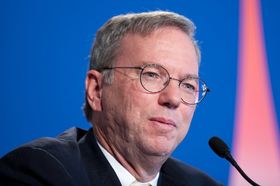 Tim Cook kritiserte tilsynelatende Google, her ved sjefen Eric Schmidt, som Cook også tidligere har kranglet med.