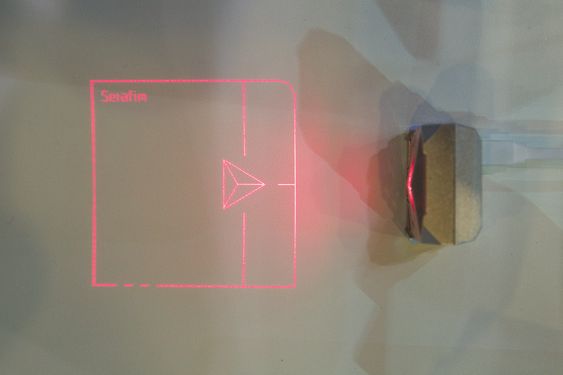 Laserpekeplaten sett ovenfra.