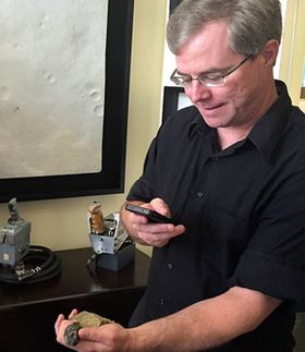 Forfatter Andy Weir jobber nå med en mer «tradisjonell» science fiction-bok.