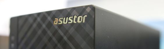 Fronten på Asustors 10-serie har visse likhetstrekk med noen av Asus' rutere.