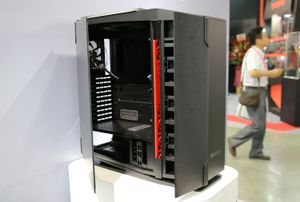 Antec S10 har to hengslede dører på hver side. De fremre åpner for brønnplassene, de store bak for hovedkammeret og PSU-kammeret.