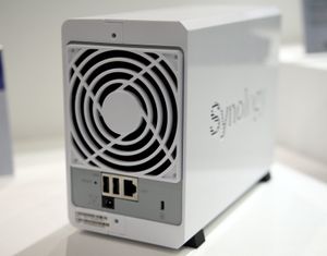 Baksiden av Synology DS216se.