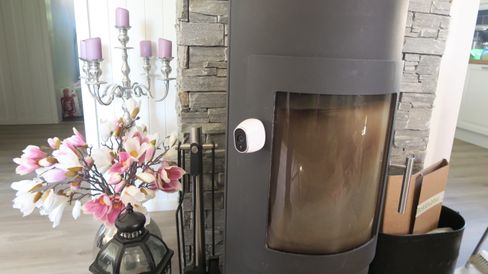 Magneter på baksiden lar deg henge kameraet på alt av metall. Peisen er neppe noe godt egnet sted, spesielt om vinteren.