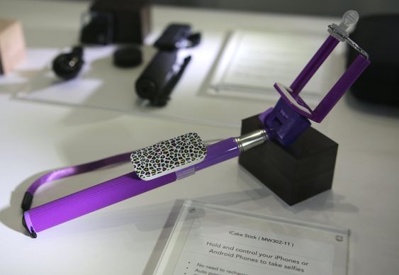 Lilla iCake Stick (ikke spør oss om hvor de har fått navnet fra) med matchende iCake Bluetooth 3.0-fjernkontroll festet på stanga.
