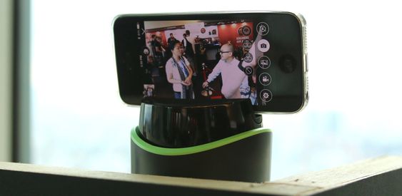Selfie Assistant kan settes opp til å ta bilde av alle som kommer innen rekkevidde.