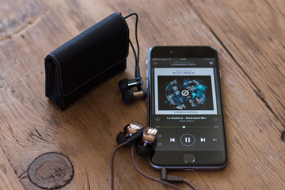 Creative Aurvana in-ear3 Plus, med Aurvana in-ear2 Plus øverst i bildet.