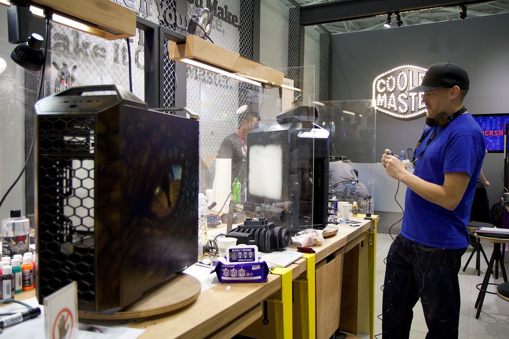 Her får vi se en casemodder i aksjon på Cooler Masters stand.