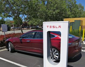 Teslas Supercharger-stasjoner er godt utbygd, og Tesla Model S-eiere nyter godt av rask og «gratis» strøm.