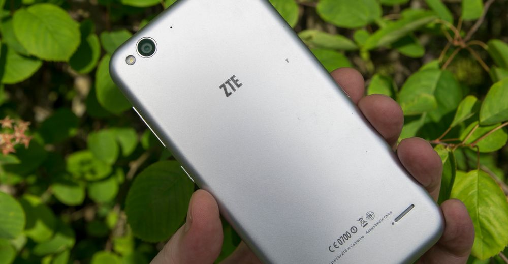 Baksiden av ZTE Blade S6 er lakkert i sølvfarge, men lurer ingen. Heldigvis har vi ikke så veldig mye annet å utsette på S6, som ellers er en knallgod telefon.
