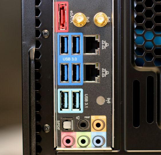 De nye USB 3.1-kontaktene har en blågrønn farge.