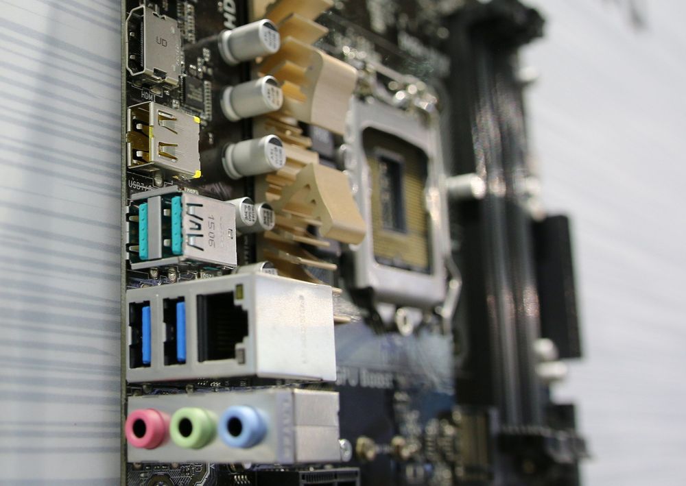 Vendbar USB-kontakt i gult, rett over de to USB 3.1-kontaktene.