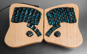 Det nye, ergonomiske tastaturet Model 01.