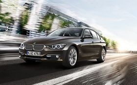 Tesla Model 3 forventes å havne i samme pris- og størrelsesklasse som BMW 3-serie.